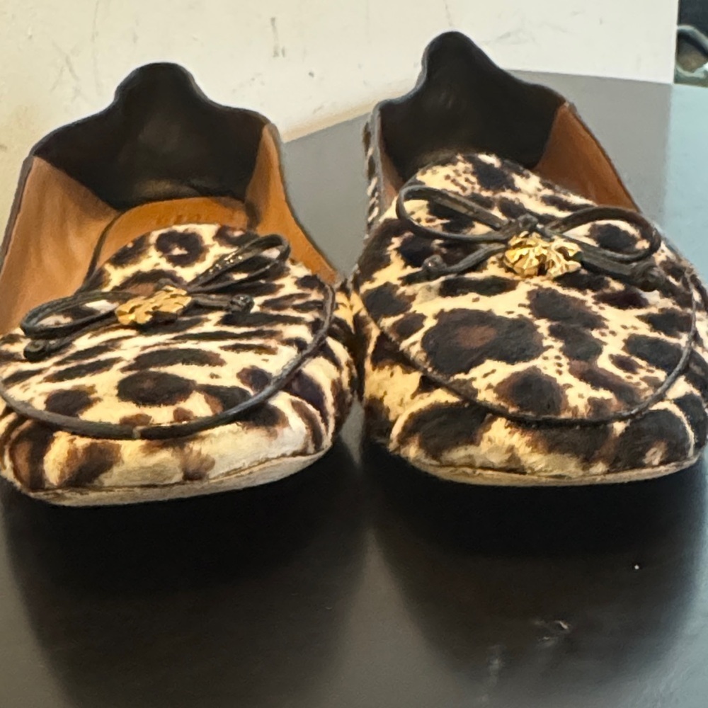 Tory Burch Leopard Print Flats with Black Trim and Flexible Leather Heel - Picture 6 of 11